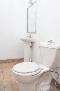 Santiago EsteCasa Carmen的浴室设有白色的卫生间和镜子