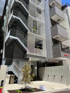 东京Hotel Apreton的公寓大楼的一侧设有阳台。