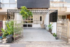 曼谷420 House- up to 10 guests in central Bangkok.的通往植物建筑的敞口