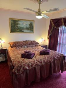 巴拉腊特Ballarat Aroma Cottage的一间卧室配有带2件浴袍的床