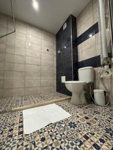 斯维伦格勒Del Ponte的一间带卫生间的浴室和瓷砖地板。