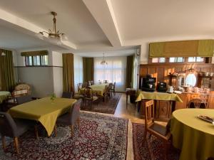 派尔努Villa Meri的一间带桌椅的用餐室和一间厨房