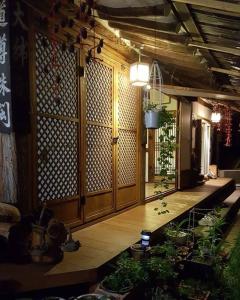 全州市Gugangjae Hanok Stay的一间有门廊的房间,里面种有植物