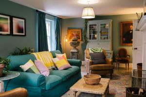 HawardenGardener's House - Hawarden Estate的客厅配有蓝色的沙发和椅子