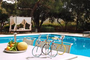 拉格尼西Villa Oasis with Large Pool Athenian Riviera Lagonissi的游泳池旁的一张桌子上放着水果