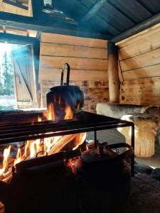 库萨莫ReindeerNook的小屋内火炉上的火盆