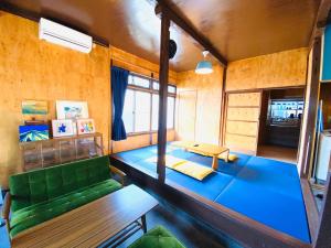 大岛青とサイダー的客厅配有绿色沙发和桌子