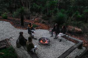 邓斯伯勒比娜玛雅灵阿普休养度假村的一群人坐在火坑周围