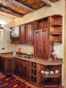 锡瓦Paloma Lodge的一个带木制橱柜和水槽的厨房