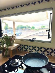 ArbelMorad Haharbel - Boutique Resort的厨房里的一个窗户,炉子上放着锅子