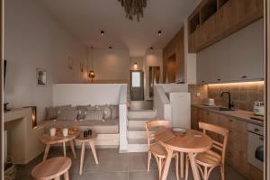 梅萨雷亚Living Moments Villa Amersa的厨房以及带沙发和桌子的客厅。