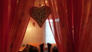 德雷施维茨恩赛罗曼蒂克吕根岛酒店的挂在两个红色窗帘上的心形标志