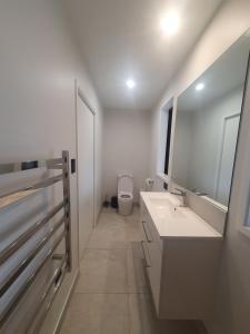 PureruaMakuri Bay Hideaway的浴室设有卫生间、2个盥洗盆和镜子