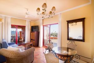 阿尔姆尼卡Ibersol Almuñecar Beach & Spa Hotel的客厅配有桌椅