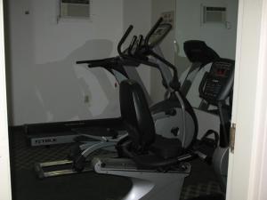 PellstonPellston Lodge的一间设有电脑显示器和跑步机的房间