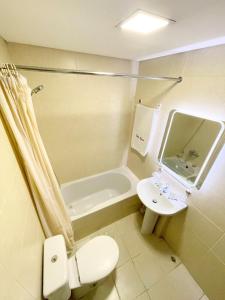 贝鲁特Bella Rosa Hotel的浴室配有卫生间、盥洗盆和浴缸。