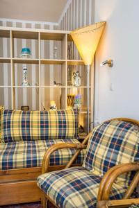 波托什Veranda House的客厅配有两把椅子和一张沙发