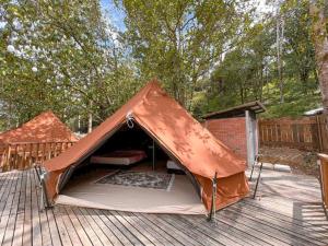 怡保Tingkat Valley的木制甲板顶上的帐篷