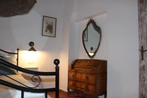 皮蒂利亚诺Il Girasole Storico的卧室配有梳妆台顶部的镜子