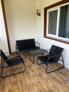 克利默内什蒂Vila Phoenix的客房设有两把椅子、一张长凳和一扇窗户。