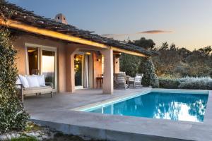 圣帕特雷拉佩特拉希格丽塔温泉度假酒店的一座带游泳池和庭院的房子