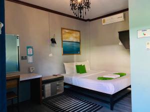 陶公Paksina Hotel的一间小卧室,配有一张床、一张书桌和一张床