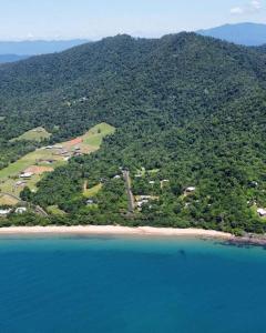 米申海滩Narragon的海洋岛屿的空中景观