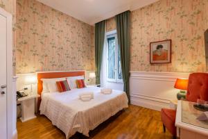 罗马Mangili Garden Hotel的壁纸客房内的一间卧室配有一张床