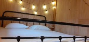 TjerkgaastGrutto的卧室配有一张挂在墙上的灯光床。