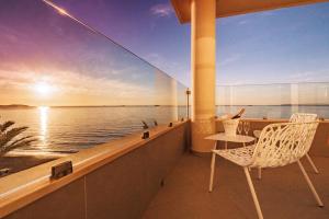 普拉亚登博萨加尔比伊维萨水疗酒店的一个带桌椅的海景阳台