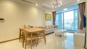 胡志明市123 Apartment in Vinhomes Central Park - Landmark 81的客厅配有桌子和沙发