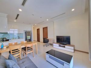 胡志明市123 Apartment in Vinhomes Central Park - Landmark 81的带沙发和桌子的大客厅