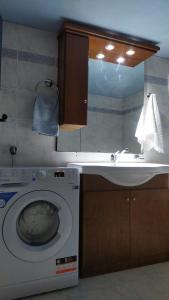 干尼亚Corinas Holiday House的一间带洗衣机和水槽的浴室