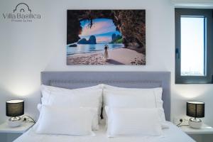 佩里沃罗Villa Basilica Kalavria的一间卧室,配有一张床铺,上面有一张海滩上的女人的照片