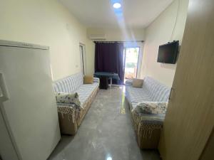 帕塔拉Beyoglu Pansiyon的带沙发的客厅和带电视的客厅