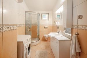 马卡尔斯卡卢斯别墅公寓的浴室配有卫生间水槽和淋浴。