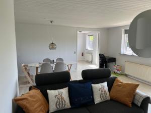 勒兹比The RED House, Rødbyhavn的客厅配有沙发和桌子