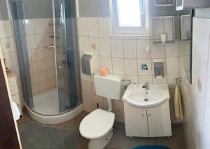 萨利Island paradise Lavdara的浴室配有卫生间、淋浴和盥洗盆。