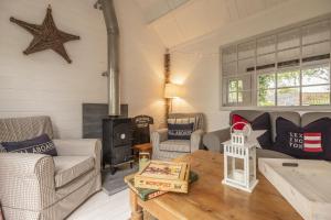 WenhastonWell Green Cottage的带沙发和燃木炉的客厅