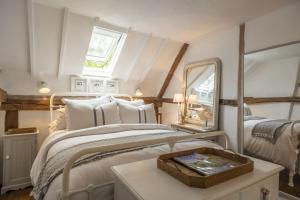 WenhastonWell Green Cottage的一间卧室配有一张带镜子和桌子的床