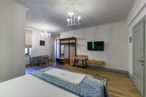 PéramaÁlbero Hotel的一间卧室配有一张床和一台平面电视