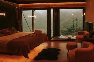 ArdeşenPavri suit bungalov的一间卧室设有一张床和一个带浴缸的大窗户