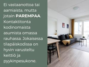 海门林纳Hiisi Homes Hämeenlinna Asemanranta的客厅配有桌子和沙发
