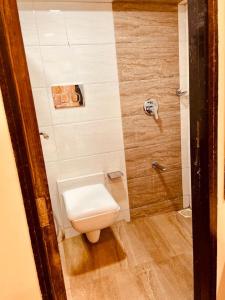 孟买Hotel Embassy Park - BKC Mumbai的一间带卫生间和淋浴的浴室