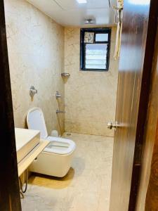 孟买Hotel Embassy Park - BKC Mumbai的一间带卫生间和水槽的浴室