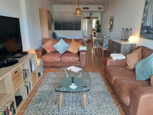 莫哈卡尔Spirit of Mojacar Playa Resort 'Casa Juana'的带沙发和咖啡桌的客厅