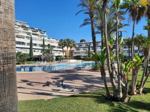 莫哈卡尔Spirit of Mojacar Playa Resort 'Casa Juana'的一个带游泳池和棕榈树的度假村