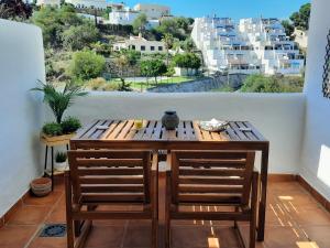 莫哈卡尔Spirit of Mojacar Playa Resort 'Casa Juana'的美景阳台配有桌椅