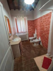 Villa CollemandinaAgriturismo Paneolio的一间带水槽和卫生间的浴室