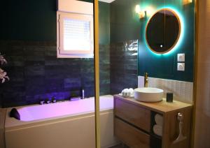阿拉斯L'Eden Chic - Balneo - Jardin - Parking gratuit的带浴缸、水槽和镜子的浴室